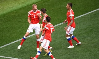 Iury Gazinsky (số 8) ăn mừng cùng đồng đội.