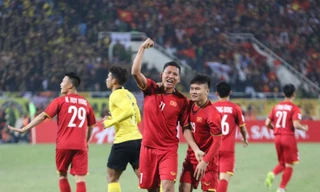 Anh Đức ăn mừng cùng Quang Hải