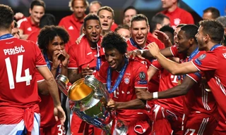 Kingsley Coman (giữa) nâng cúp Champions League.