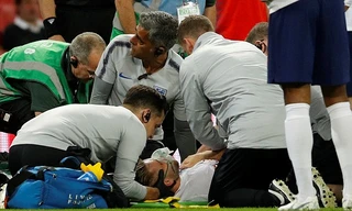 Luke Shaw phải thở oxy rời sân