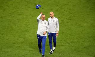 HLV Maurizio Sarri nổi giận rời sân tập của Chelsea.