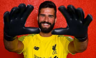 Alisson chính thức trở thành thủ môn đắt nhất lịch sử