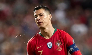  Cristiano Ronaldo chấn thương sớm khiến Bồ Đào Nha gặp khó