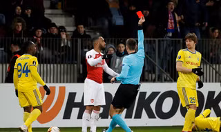 Alexandre Lacazette nhận thẻ đỏ vô duyên trước BATE