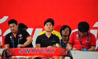 HLV Yoon Jong-hwan (ngồi giữa). Ảnh: SiamSport