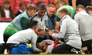 Luke Shaw bị chấn động mạnh trong trận Anh 1-2 Tây Ban Nha