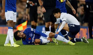 Andre Gomes gãy cổ chân sau pha vào bóng của Son.