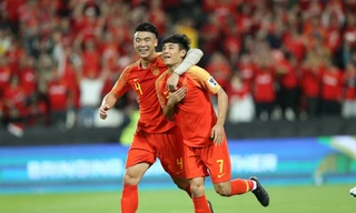 Wu Lei (số 7) lập cú đúp vào lưới Philippines