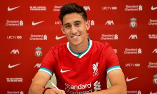 Hậu vệ Tsimikas đã đặt bút kí hợp đồng 5 năm với Liverpool