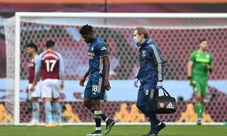 Thomas Partey buồn bã rời sân vì chấn thương.