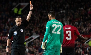 Thẻ đỏ của Sergio Romero khiến Man Utd trả giá đắt