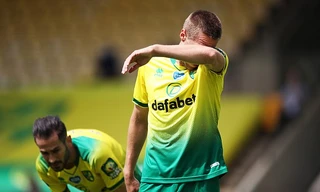 Các cầu thủ Norwich buồn bã sau thất bại.