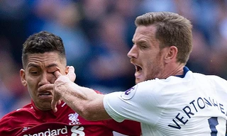 Pha móc mắt của Vertonghen với Firmino