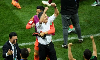 HLV Juan Carlos Osorio ăn mừng cùng các cầu thủ Mexico.