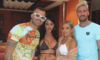 Jese cùng bạn gái (thứ 2, từ trái sang) trong bức ảnh cho thấy anh đã vi phạm giãn cách xã hội