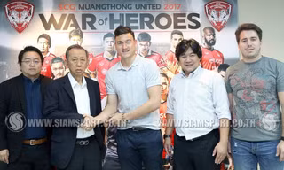 Đặng Văn Lâm rạng rỡ ở trụ sở CLB Muangthong United. Ảnh: Siam Sports