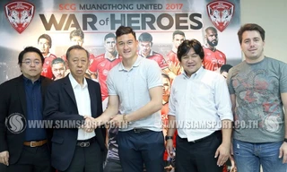 Đặng Văn Lâm rạng rỡ ở trụ sở CLB Muangthong United. Ảnh: Siam Sports
