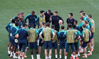 HLV Mauricio Pochettino và các cầu thủ Tottenham trước chung kết Champions League.