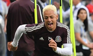 Chicharito xuất hiện với màu tóc lạ mắt