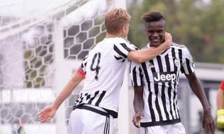 King Udoh (phải) khi còn khoác áo đội trẻ Juventus.