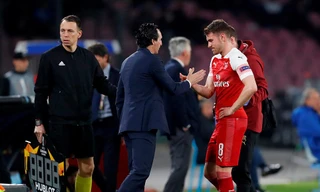 Aaron Ramsey buồn bã rời sân vì chấn thương