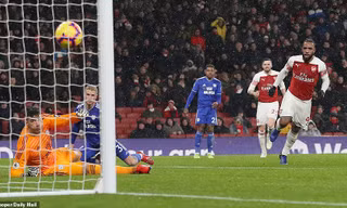 Alexandre Lacazette ghi bàn nâng tỉ số lên 2-0