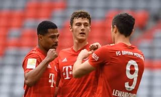 Robert Lewandowski ăn mừng cùng các đồng đội.
