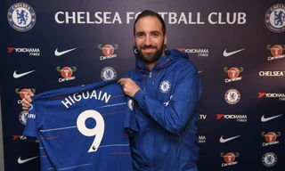 Gonzalo Higuain mặc áo số 9 quen thuộc ở Chelsea