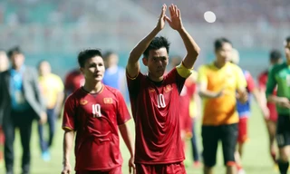 Đội trưởng Văn Quyết chào người hâm mộ sau trận đấu. Ảnh: VnExpress