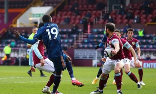 Tình huống hậu vệ Burnley để tay chạm bóng nhưng trọng tài không thổi phạt đền