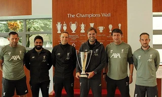 Jurgen Klopp nhận giải LMA cùng các trợ lý.