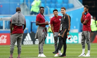 Ashley Young diện đôi tất kẻ ca-rô trắng đỏ lạ mắt.