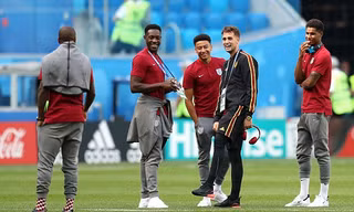 Ashley Young diện đôi tất kẻ ca-rô trắng đỏ lạ mắt.