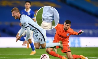 Timo Werner bị đau sau pha va chạm với Ryan ở giữa hiệp 1.