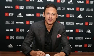 Nemanja Matic lịch lãm trong buổi ký hợp đồng mới với M.U.