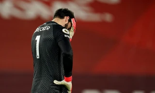 Alisson ôm đầu thất vọng trước Man City.