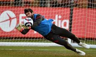 Alisson sẵn sàng trở lại trước Chelsea.