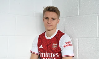 Martin Odegaard tươi cười trong màu áo Arsenal.