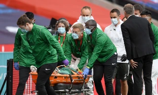 Baily nằm cáng rời sân sau 2 pha va chạm liên tiếp ở cuối hiệp 1