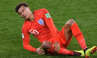 Dele Alli là một trong số các cầu thủ Anh phải rời sân vì chấn thương