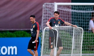 HLV Fernando Hierro hiện rõ sự lo lắng trên gương mặt.