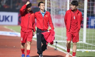 Văn Toàn tập tễnh vào sân. Ảnh: VnExpress