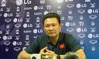 HLV Nguyễn Quốc Tuấn trong buổi họp báo sau trận. Ảnh: VFF