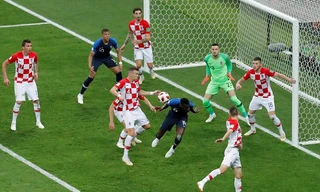 Ivan Perisic (số 4) để bóng chạm tay trong vòng cấm Croatia