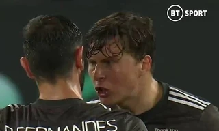 Bruno Fernandes và Lindelof cãi nhau nảy lửa sau bàn thua trước Sevilla.