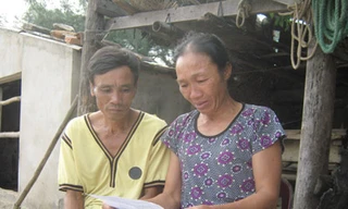 Bà Nguyễn Thị Mai (xóm Nam Mới, xã Cương Gián) bật khóc khi đọc thông báo dừng XKLĐ đi Hàn Quốc của Bộ LĐ-TB&XH. Ảnh: Minh Thùy