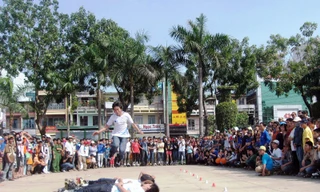 Hàng trăm khán giả trẻ cổ vũ màn trượt patin của nhóm TNT. Ảnh: H.V