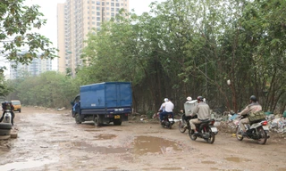 Đường nội đô 'đau khổ' chằng chịt ổ gà quá lâu năm