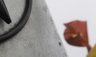 Chi chít vết khắc tên lên chóp inox 'nóc nhà Đông Dương'