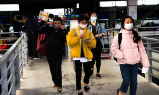 Bến xe đông đúc dòng người về quê đón Tết Dương lịch